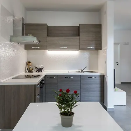 Spacious With Terrace Near Old Town Apartment *