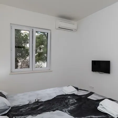 Spacious With Terrace Near Old Town Apartment