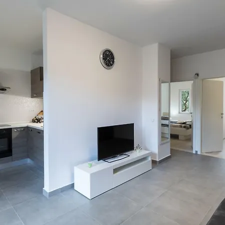 Spacious With Terrace Near Old Town Apartment
